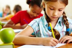 Schule_Kind schreibt