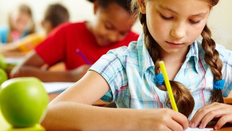 Schule_Kind schreibt